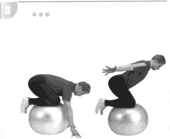 Hasizom erősítése: támassza hátát a labdának, nyújtózzon (tartsa