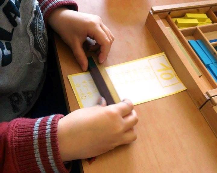 hogy egyesével ejtse bele a rekeszbe a pálcikákat, hogy ne csak taktilisen, vizuálisan érzékelje a mennyiséget, hanem auditíven is.