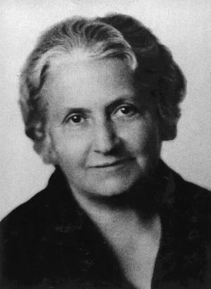 2. Maria Montessori pedagógiája 1. ábra: Maria Montessori Az óvodai matematikai nevelés Montessori rendszerében kézzelfogható, cselekvő megtapasztalást, szenzomotoros befogadást jelent.