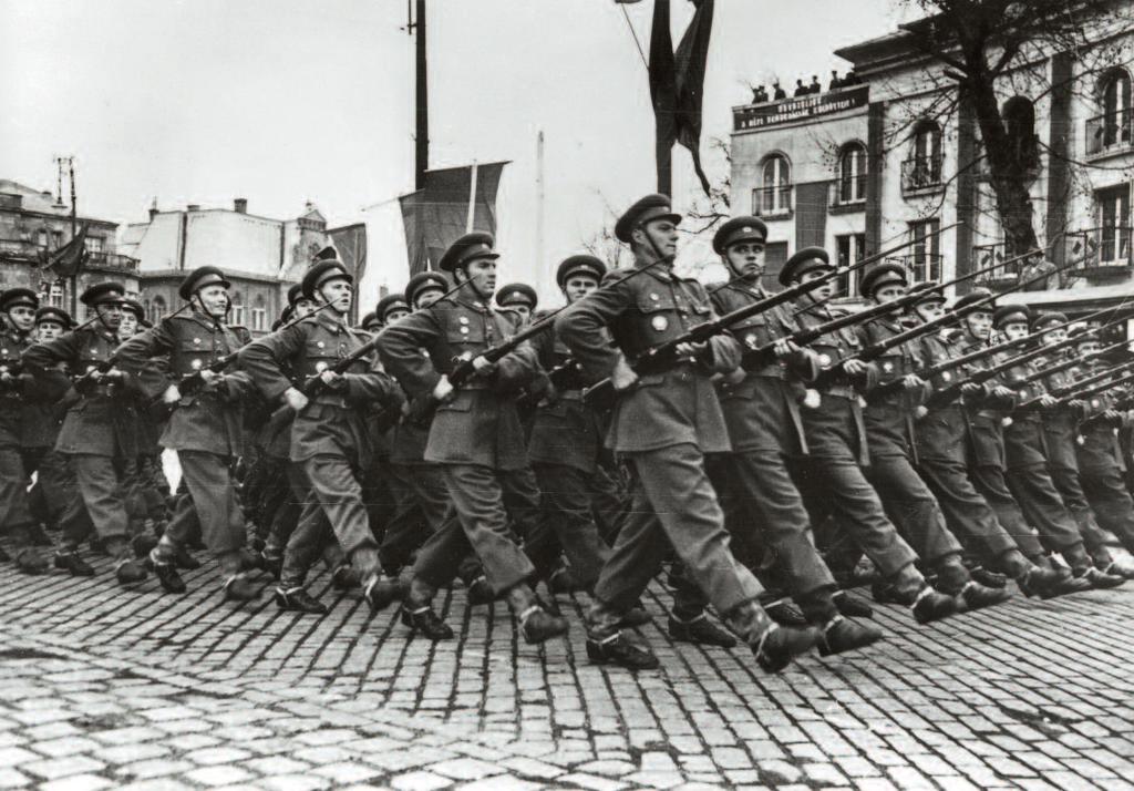 Az ÁVH határőreinek felvonulása, 1950. április 4. sávba kizárólag határőrök mehettek be). A déli határon erődrendszer is épült. A határőrség 1950.