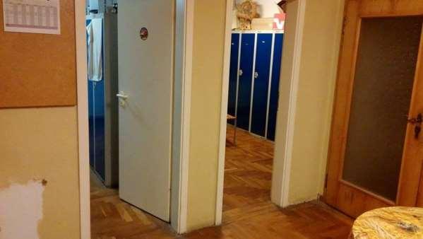 44nap. Ma is reggel 7 kor keltünk majd 8kor már a pékségbe voltunk, hogy mit kell a mai napon pakolni, takarítani. Ma a főnök mondta, hogy vele leszek.