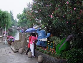 8. nap: Suzhou Reggeli, majd kirándulás Suzhouba, amely egy a Jangce folyó deltájában épült város, területének majdnem