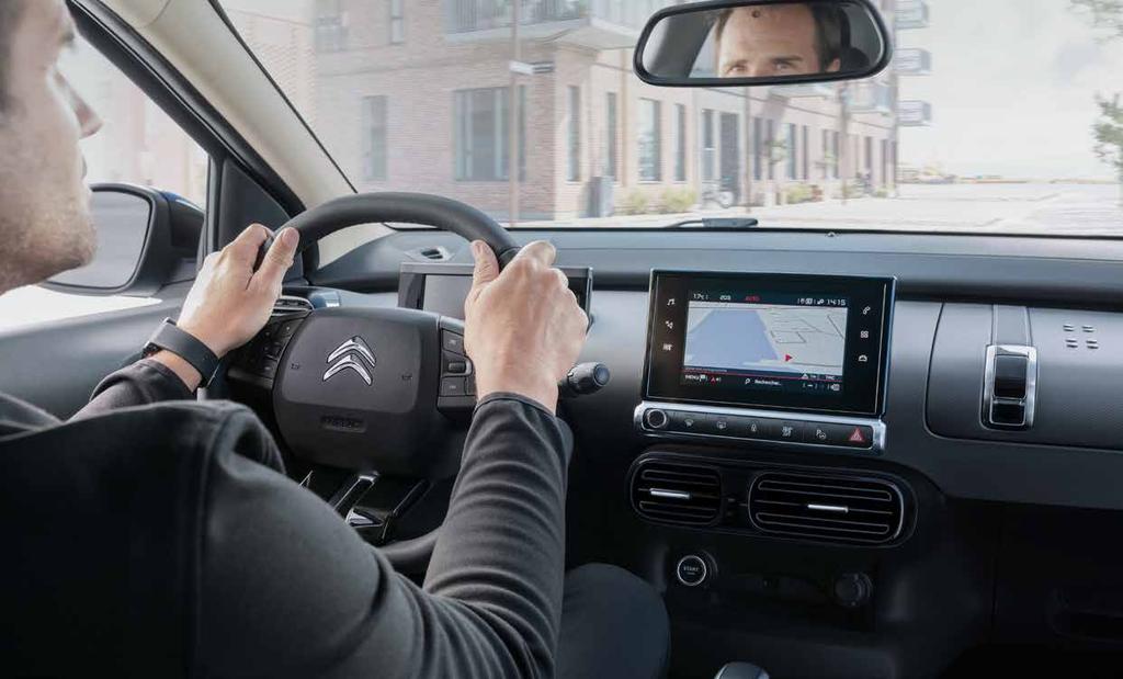 CITROËN CONNECT NAV ÉS MIRROR SCREEN* A 7"-os érintőképernyőről, de akár hanggal is vezérelhető Citroën Connect Nav navigációs rendszer 3D térképmegjelenítése** a domborzati alakzatokat is mutatja,