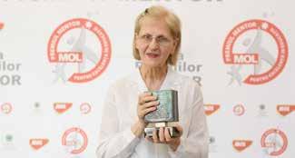 A format peste 50 de fizicieni, dintre care 9 sunt profesori universitari în România, Ungaria, Anglia şi SUA, 6 cercetători ştiinţifici (unul la NASA), unul academician, iar ceilalţi sunt profesori