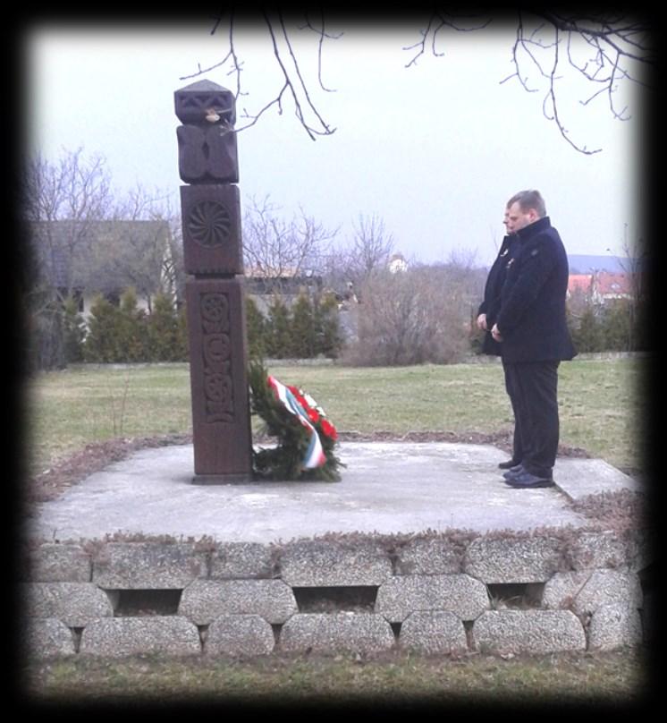 Idén, bár az erős szél miatt a fáklyákat nem vettük elő, de az ünnepséget kint tartottuk.