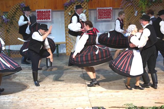 néptánccsoportja