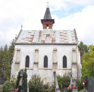 Pohľad na juhozápadnú fasádu kaplnky strany smerom od cesty sa kaplnka javí ako 1-podlažná.