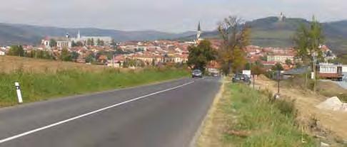 Z terénnych, ale aj obranných dôvodov cesta ústila