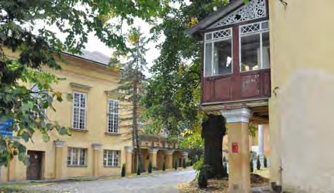 dekorované nárožia, v centrálnej osi zamurovaný okenný otvor a pod ním vstupný otvor do pivnice. Obidve fasády sú ukončené korunnou rímsou.