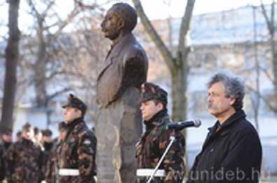 László s most important message was that beyond their professional commitments all individuals have a duty serve their society with all possible tools they have at hand.