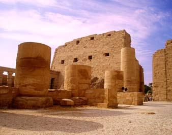 Cu gândul la Egipt, apar în faţa noastră locuri exotice, piramide, faraoni, comorile lui Tutanhamon şi imaginea unei civilizaţii misterioase, de mult dispărută.
