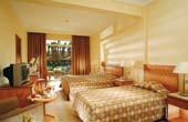 Camere: complex hotelier cu arhitectură orientală, camere elegante, moderne şi unice, dotate cu aer condiţionat, baie / WC, uscător de păr, radio, SAT-TV, telefon, seif şi minibar, balcon sau terasă