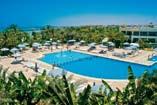 Camere: 424 camere superior, în mare parte cu vedere spre grădina superbă sau spre piscină, în mai multe clădiri anexe.