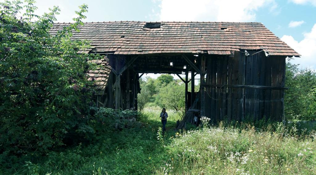 RUDABÁNYA_csűr+csűr=színház RUDABÁNYA_barn+barn=theatre Borsodban, különösképp Rudabányán hosszú évek óta jelen van tanszékünk különböző kutatási és tervezési programokkal, felvetésekkel.