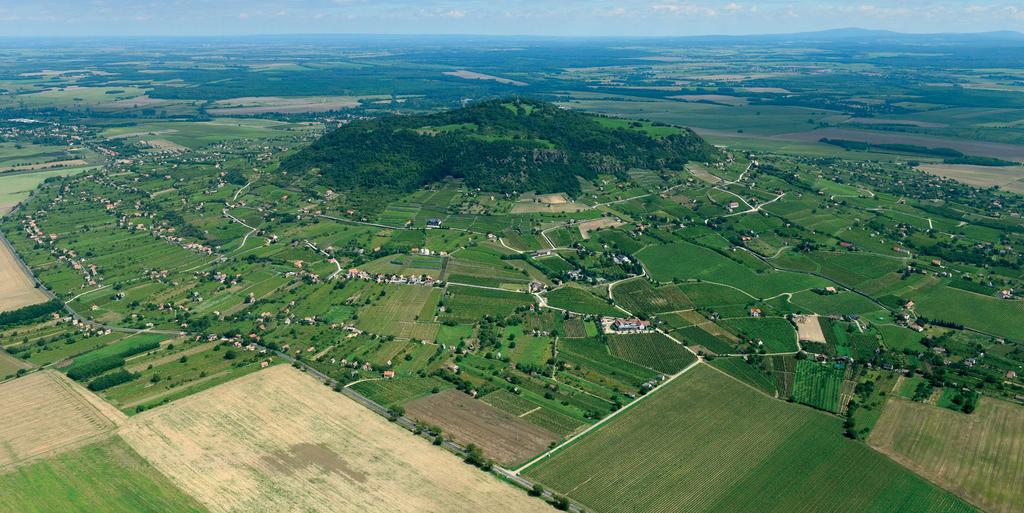 A Somló hegy délnyugat felől fotó: CIVERTAN, 2016
