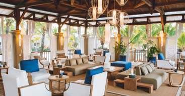 Club Junior Suite: A földszinten és az elsô emeleten találhatók, a vendégek rendelkezésére áll a VIP Club Lounge, valamint a szobában intézhetik a ki-, és