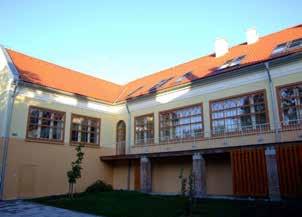 Nagyrészt az iskola tanáraiból alakult 2010 októberében Simon Péter kezdeményezésére a Paksi Pedagógus Kamarakórus.