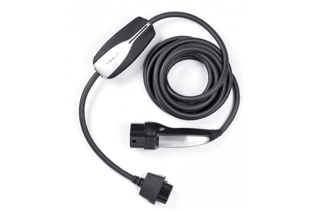 Tesla EVSE, avagy a Mobile Connector Az elektromos autózással kapcsolatban úgy látom, hogy kezdıknek az egyik legnehezebb dolog azt megérteni, mi van a konnektor és az autó között.