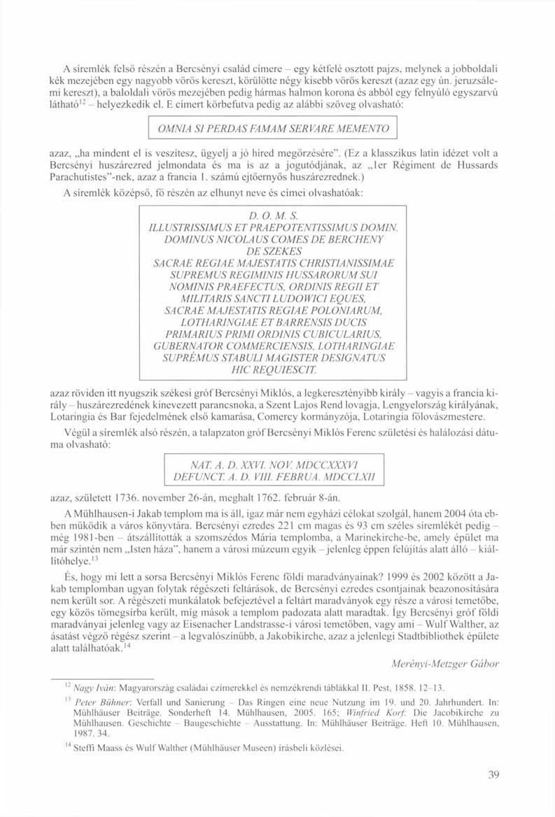 A síremlék felső részén a Bercsényi család címere - egy kétfelé osztott pajzs, melynek a jobboldali kék mezejében egy nagyobb vörös kereszt, körülötte négy kisebb vörös kereszt (azaz egy ún.