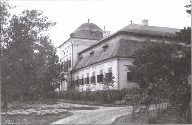 ..) A komoly, kötelességtudó, mindenben élenjáró, nagy önfegyelmü, acélos izmú, gyors felfogású, borotvaeszű ifjú, aki érett fővel gondolkodik tizenöt évesen és lovagias jellemként cselekszik