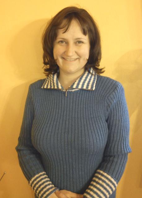 strana 4 REKUS Hungaristka, vysokoškolská učiteľka PhDr. Andrea Kovács Csíkány, PhD. sa narodila 7. 12. 1975 v Lučenci. V r. 1982-90 získala základné vzdelanie na ZŠ s VJM v rodnom meste. V r. 1990-94 vychodila Strednú pedagogickú školu (SPgŠ) v Lučenci.