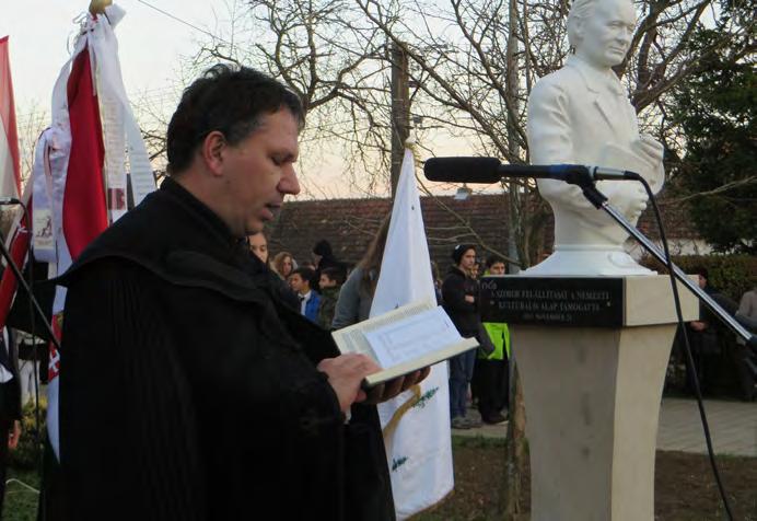 SZEMLE Komoróczy György Lőrincze-emlékkönyv Murádin László megtisztelő könyvismertető írására tett ajánlatának nem csupán azért örültem, mert személyesen ismertem Lőrincze Lajost.