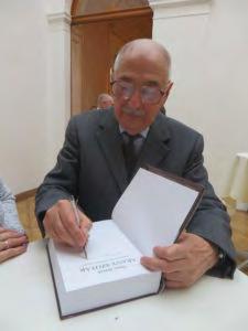 ARANY 200 mint itt is (l. VII. É. 9. kopár ősz, tarlós ). Sarja = a mi fű rajta terem; minthogy pedig most takarítják az eleje-szénát = sarjú, a mi levágott fű töviből hajt. (Lehr 1922: 82 83).