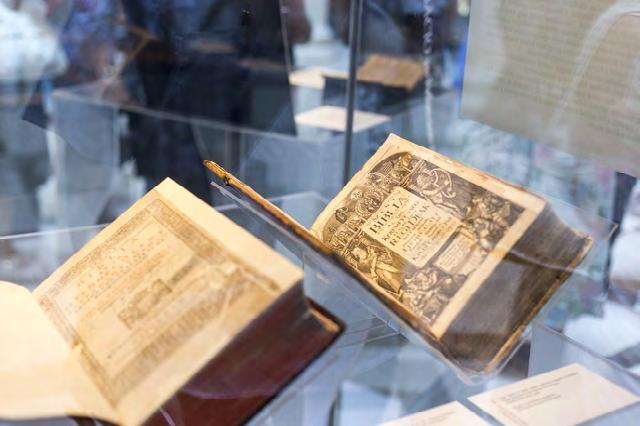 REFORMÁCIÓ 500 Bibliafordítások a reformáció korából a Nemzeti Múzeum Ige-idők című kiállításán (kép: BM) Számos hitvitát folytatott Méliusz Juhász Dávid Ferenccel, aki a helvét irányzattól az