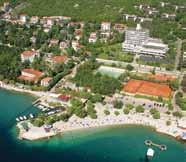 Három melléképülete a tengertől 150 méterre, fenyőerdőben fekszik, közel a strandhoz, valamint Crikvenica központjához. A 3 pavilon 72 db két- és háromágyas szobával rendelkezik.