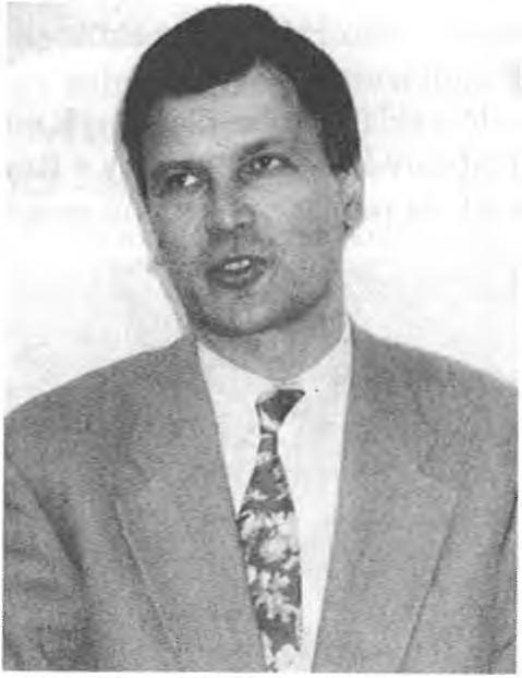 a N em eckej sam osprávy v B u d a pesti V endel H a m b u c h, pred seda Pofskej sam osprávy v B u d a september 1996 Primátor Budapesti odovzdal nővé sídlo styrom mensinovym samosprávam Predsedovia