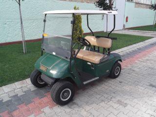 2015.08.11. Kedd 2. Gyakorlat Fóliaházba az utat végig kellet söpörnünk ahol a golf kocsikkal közlekednek mert nagyon sáros és mohás volt könnyen meg csúszott a golf kocsi kereke.