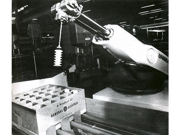 A két mérnök együttműködése során megépült az első ipari robot Unimate márkanév alatt (7. ábra). [4] [6] [7] [8] [12] 7.