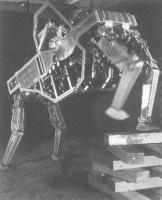ábra: GE Quardruped [14] 1971-ben megépül az úgynevezett Standford kar (10. ábra), amely tisztán villamos hajtást kapott és a PUMA robotok előfutárinak tekinthetők.