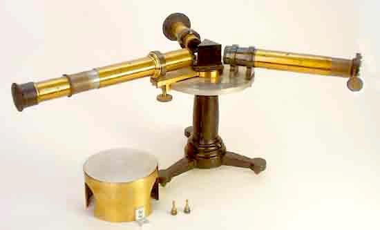 Spektrométerek Prizmás spektrométer az 1800-as évek végéről Prizma