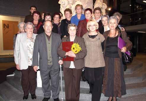 DRUŠTVA Ljudje odprtih rok Letošnjega novembra je v Narodni galeriji v Ljubljani že šestnajstič potekala akcija»ljudje ODPRTIH ROK«, ki jo je začela slovenska revija NAŠA ŽENA.