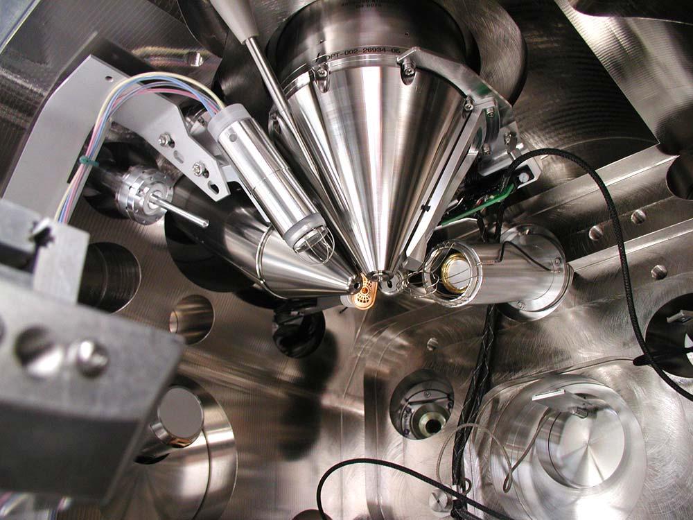 FEI Quanta 3D SEM/FIB low kv vcd (visszahúzható pásztázó transz missziós detekt (STEM) nt. dynode electr.