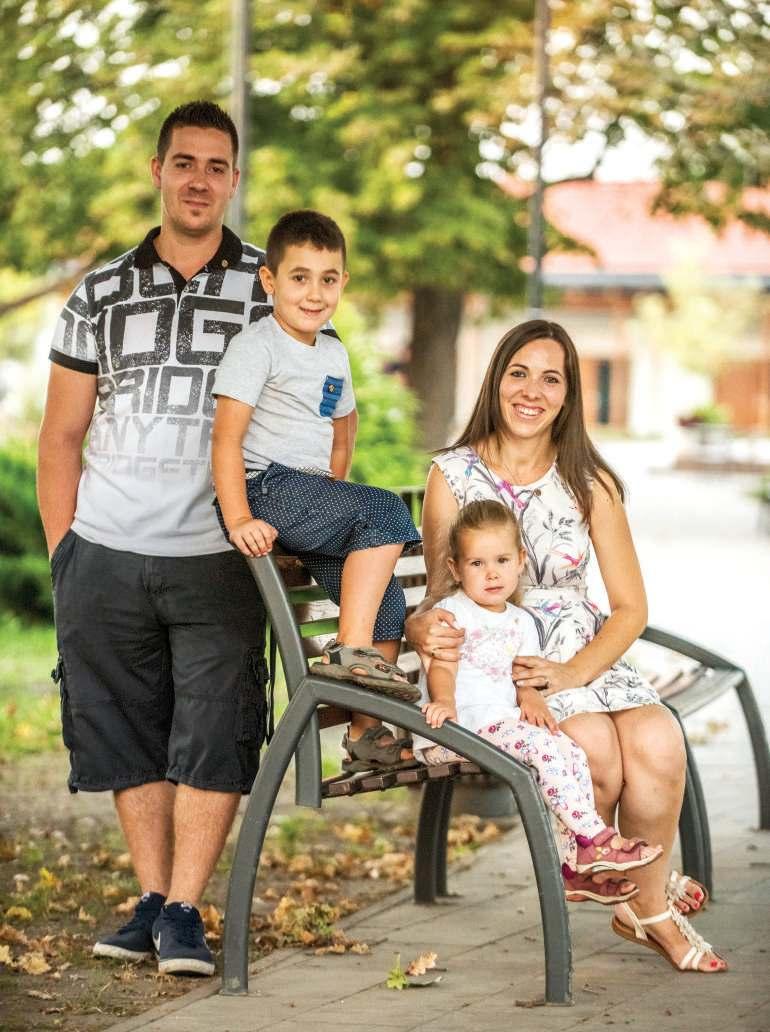 Zita ima dvadeset i sedam godina, po zanimanju je ekonomist, ali nikada nije radila u struci. Sa suprugom, Dánielom Novozánszkim živi u mjestu Martonvásár.