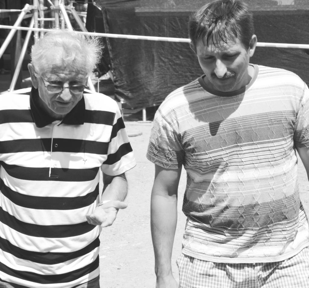 hráči V. Krtíša nestíhali počítať góly vo svojej sie ti. Treba však uznať, že sa naši vše možne snažili a dokazovali, že tiež ne patria ani zďaleka do starého železa.