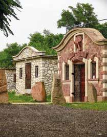 századból származó templom alapjaira épült, melynek emlékét néhány, a gótikus falazatba beépített román kori faragott kődarab őrzi.