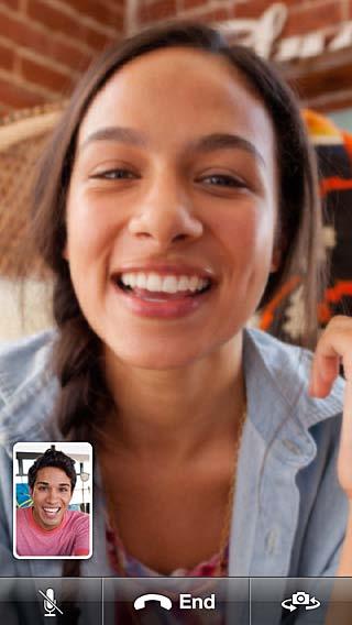 FaceTime iphone 4 vagy újabb típusú eszközzel videóhívást kezdeményezhet olyan személyekkel, akiknek a Mac gépe vagy ios rendszerű eszköze támogatja a FaceTime használatát.