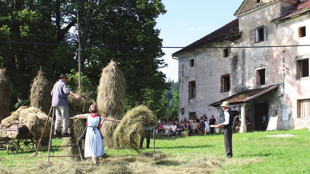 31 KULTURA Lili Kandare Pod najlepšo lipo v Koča vasi letošnjem letu obeležujemo osemdesetletnico, odkar je ob svojem zadnjem V obisku v gradiču Koča vas, kamor je sicer večkrat zahajal, pesnik Oton