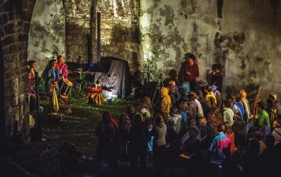 Na njem so poleg domačih ljudskih pevcev nastopali tudi vrhunski interpreti, kot je Mahesh Vinayakram, pevec iz slavne rodbine Shakti, na desetih prizoriščih zunaj in znotraj gradu pa izvrstne