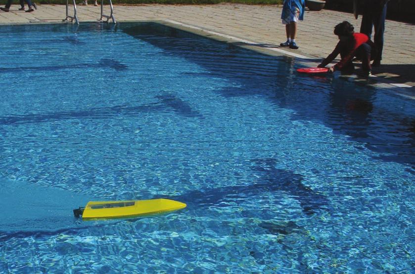 Učenci, ki so že imeli izkušnje z modelarstvom, so izdelali čoln iz penastega materiala, ki ustreza kriterijem modelarskih tekmovanj. Nekateri so ga pozneje nadgradili v radijsko voden model.