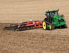 A John Deere gumihevederes traktorainak alapos továbbfejlesztésével megőrizték a legnagyobb motorteljesítményszinteket és a hatékonyságot.