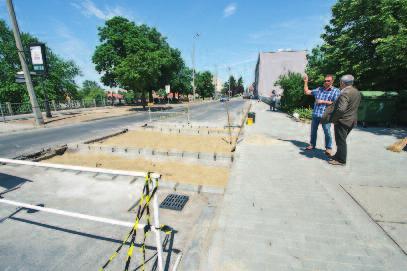 Mert meleg volt és zöld, és olyan szépen szólt az a dal. Mint sokkal régebben, amikor még nagyobb forróság volt és nyár, az út menti fogadó előtt pedig olyan finom volt a por, hogy inni kellett rá.