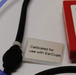 Az ID EARTone EarCup hangforrás fülpárnákkal használható (adapteren keresztül).