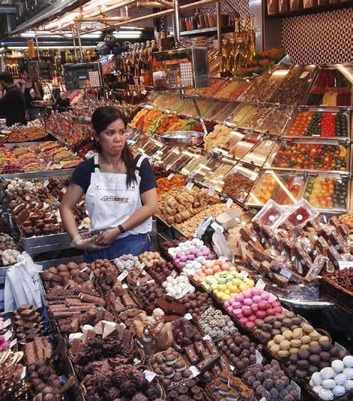 A kaotikusnak tűnő épületek, a pálmafák és nagy sugárutak, az ici-pici utcák (ahol amúgy a legjobb tapas bárokat találni) és a tengerpart egy olyan elegyet hoz létre, ami semmihez sem fogható.