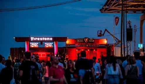 Primavera Sound Miután letettük az autókat és konstatáltuk, hogy a Firestone új abroncsa valóban állja a sarat mind vizes felületen, mind durva hegyi utakon is, elindultunk a Primavera Sound