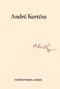 A képet A Nemzet című újság 1925 márciusában közölte. Mérete: 207 x 162 (300 x 220) mm. Dezső Kosztolányi, poet, writer. Inscribed photo. Halkan szitál a tört fény.