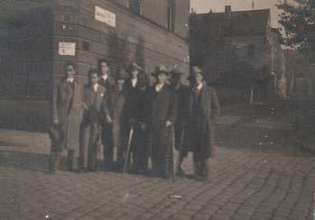 58 Központi Antikvárium 145. Radnóti Miklós (1909-1944) költő, műfordító publikálatlan fényképe, hátoldalán autográf bejegyzésével.
